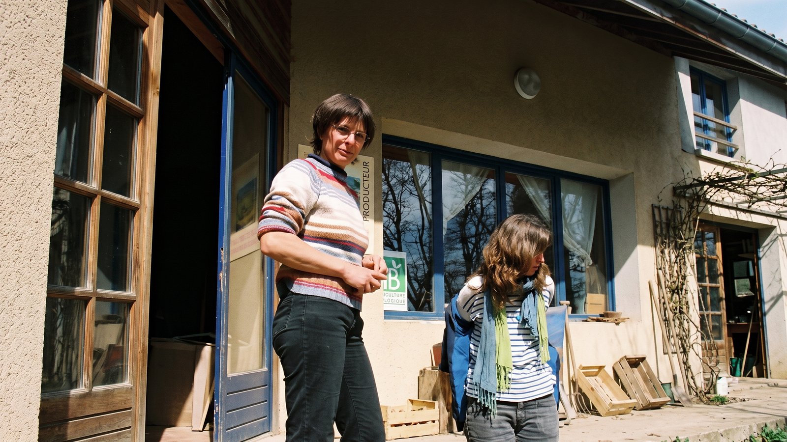 Véronique et Nadine devant l’atelier de la coopérative
