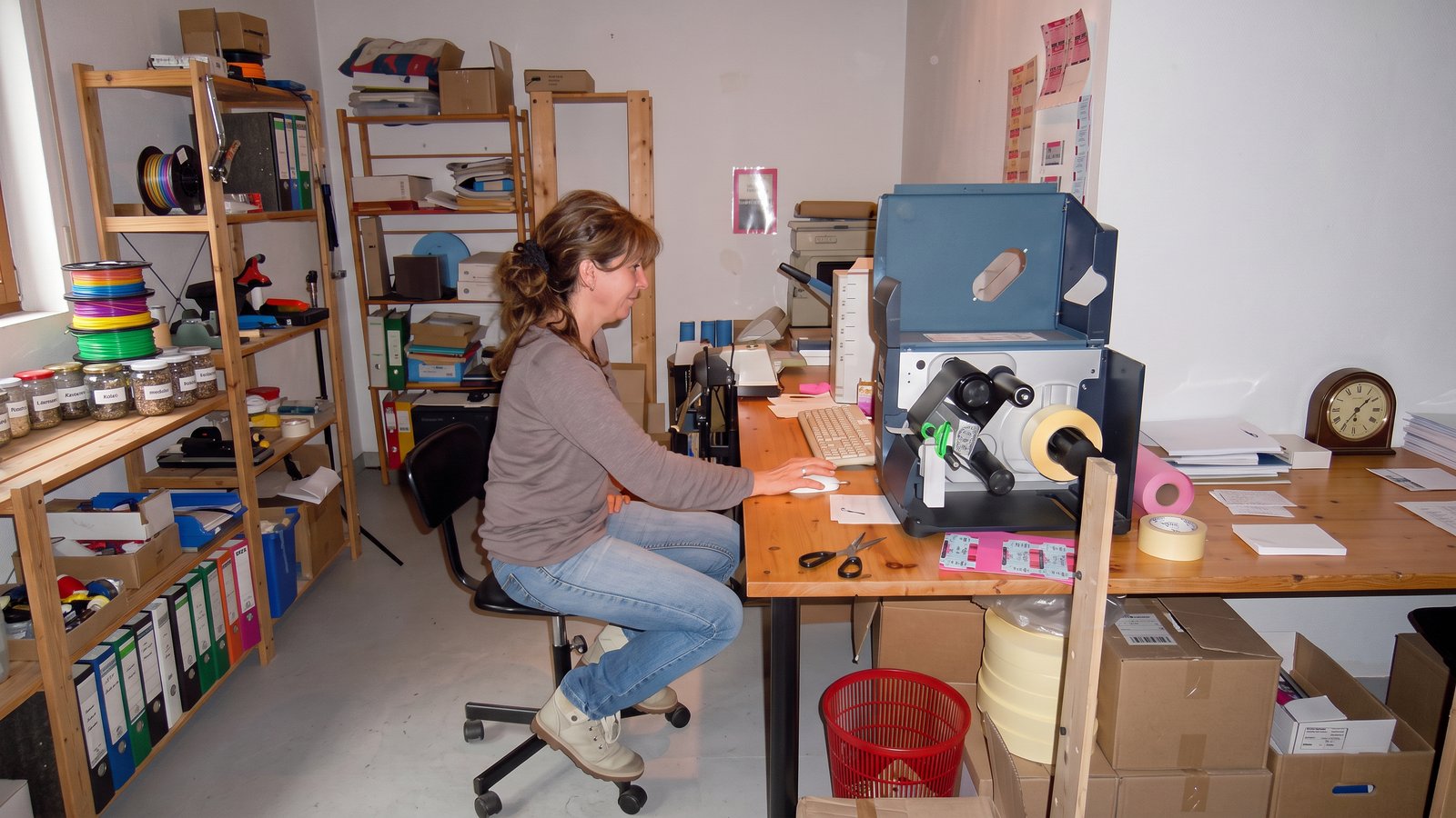 Nadine au poste d’étiquetage