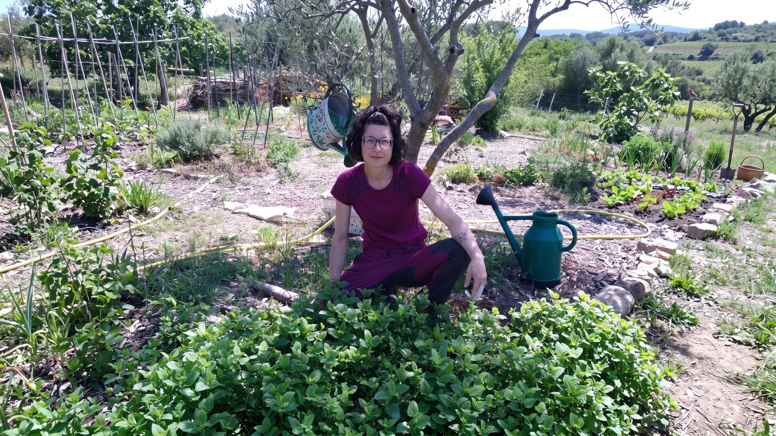 Axelle Ciofolo dans sa mini-ferme en permaculture à Saint-Brès