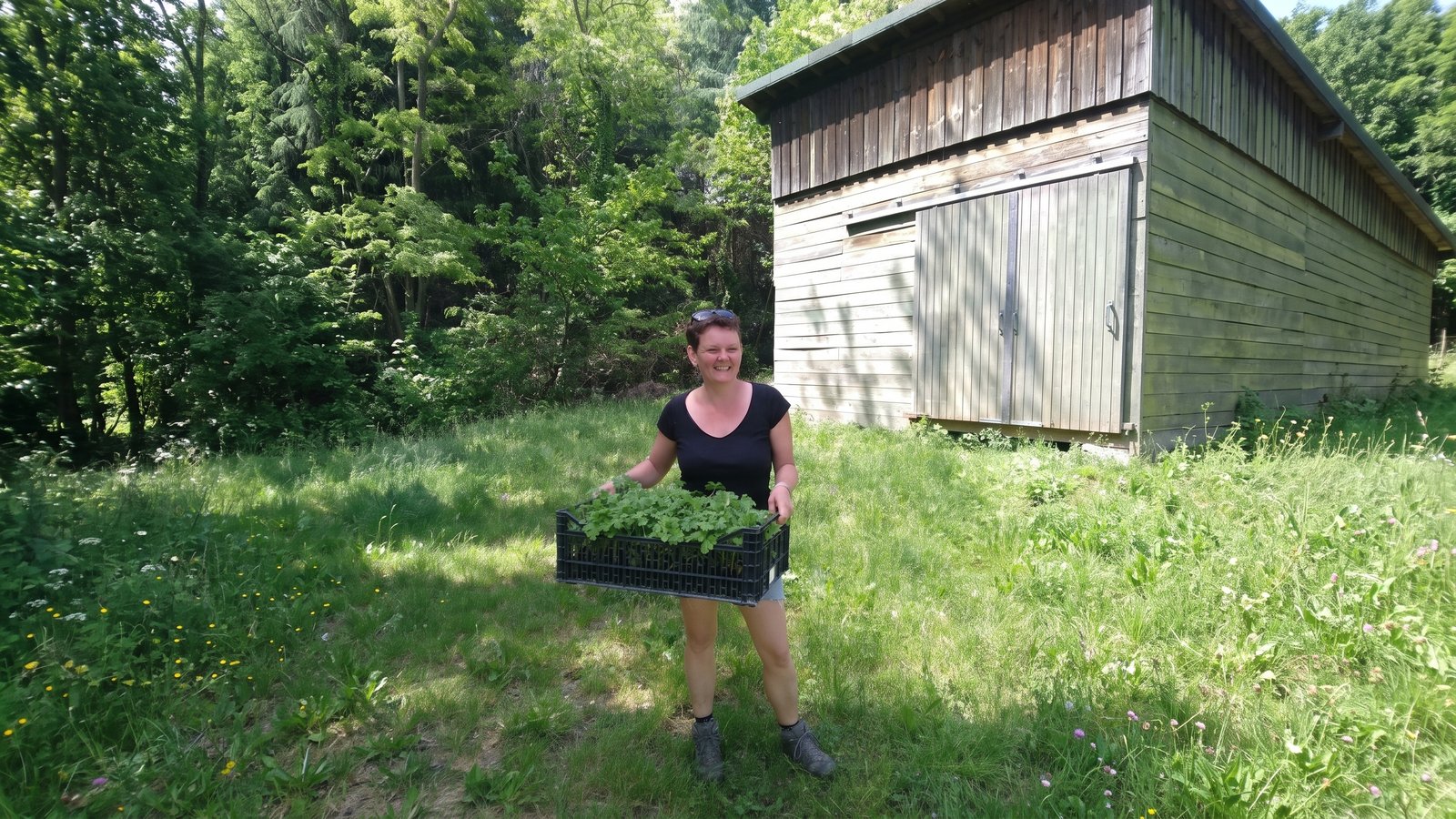 Flora Veyrunes devant son séchoir à Soudorgues